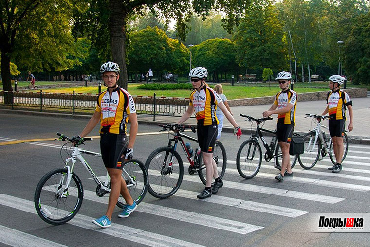 Велосипедисты правильно переходят дорогу