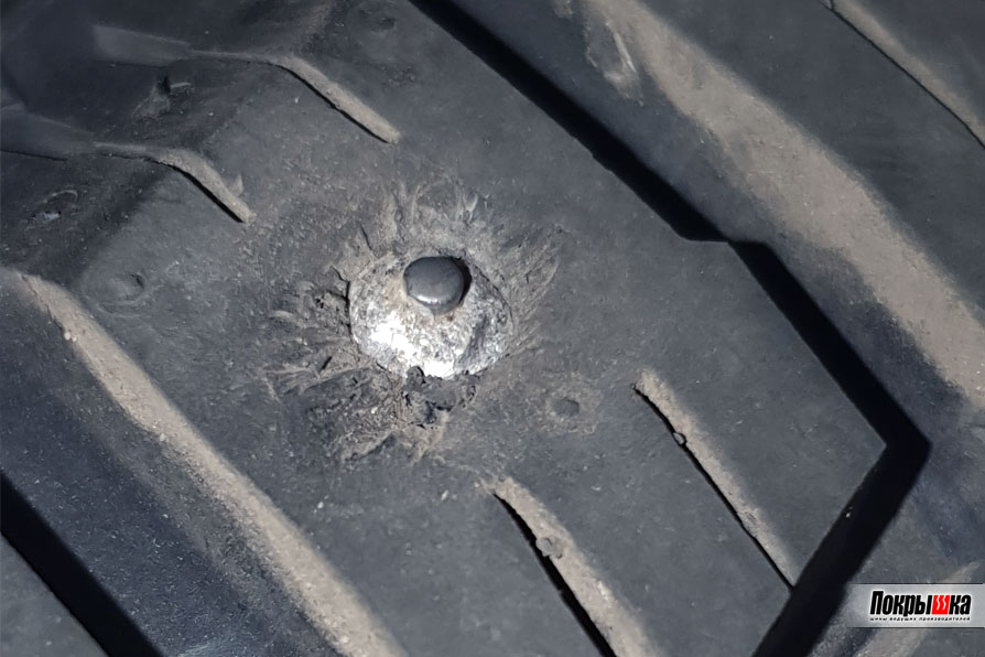 Потресканная резина вокруг шипов