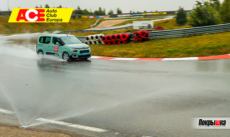 Всесезонная авторезина на мокрой дороге